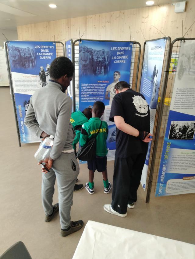 Enfants cherchant les réponses au quiz de l'ONaCVG